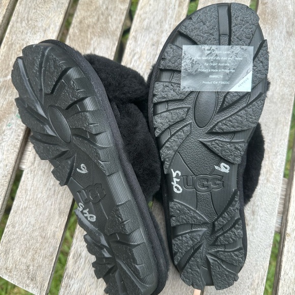 Women’s UGG flip flops,size 6,real sheep fur,black - Picture 4 of 7
